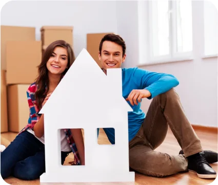 Casal segurando uma figura de uma casa, balões flutuantes em volta dizendo sem juros, sem entrada e sem burocracia.